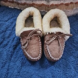 Womens L L BEAN genuine sheepskin/shearling Moccasin Slippers size 6